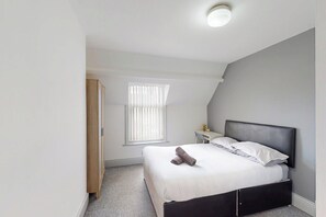 4 chambres, fer et planche à repasser, Wi-Fi, draps fournis