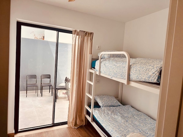 Iron/ironing board, WiFi, bed sheets