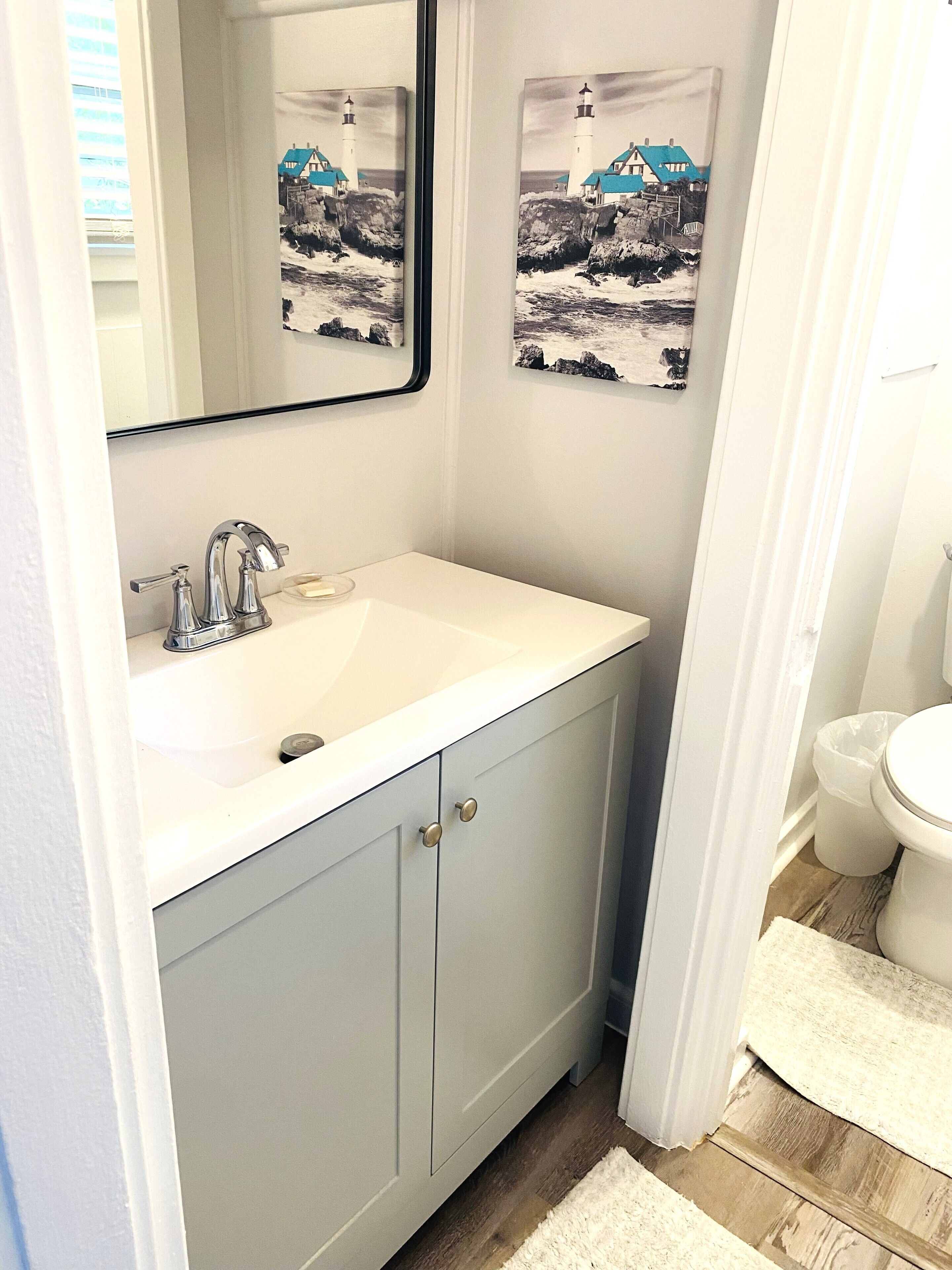 Dusj, hårføner, håndklær og sjampo