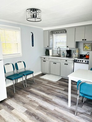 Réfrigérateur, micro-ondes, four, plaque de cuisson