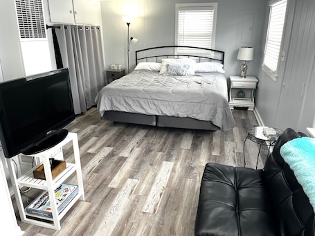 1 bedroom, free WiFi, bed sheets. Updated 1-bedroom cottage with WiFi in Houghton Lake by the Lake and Golf Course