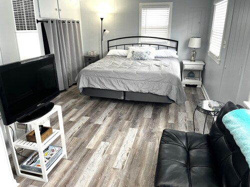 Updated 1-bedroom cottage with WiFi in Houghton Lake by the Lake and Golf Course