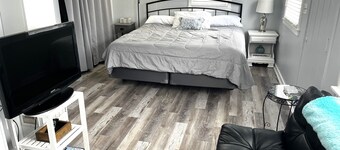 Updated 1-bedroom cottage with WiFi in Houghton Lake by the Lake and Golf Course