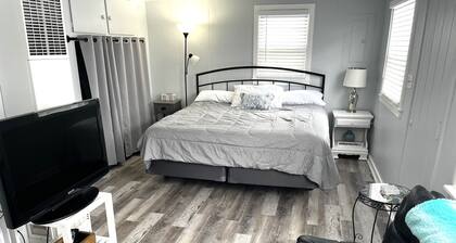 Updated 1-bedroom cottage with WiFi in Houghton Lake by the Lake and Golf Course