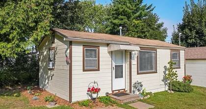 Updated 1-bedroom cottage with WiFi in Houghton Lake by the Lake and Golf Course