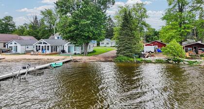 Updated 1-bedroom cottage with WiFi in Houghton Lake by the Lake and Golf Course