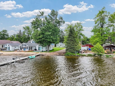 Updated 1-bedroom cottage with WiFi in Houghton Lake by the Lake and Golf Course