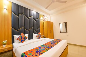 Luxury Double Room | Laptop workspace, free WiFi, bed sheets - RECONNECT SUITES (New Delhi)