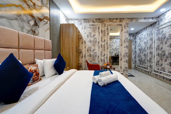 Deluxe Double Room | Laptop workspace, free WiFi, bed sheets - RECONNECT SUITES (New Delhi)