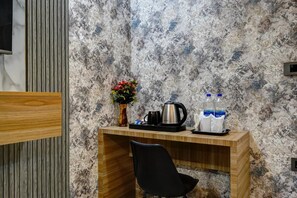 Deluxe Double Room | In-room dining - RECONNECT SUITES (New Delhi)