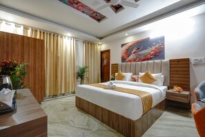 Luxury Double Room | Laptop workspace, free WiFi, bed sheets