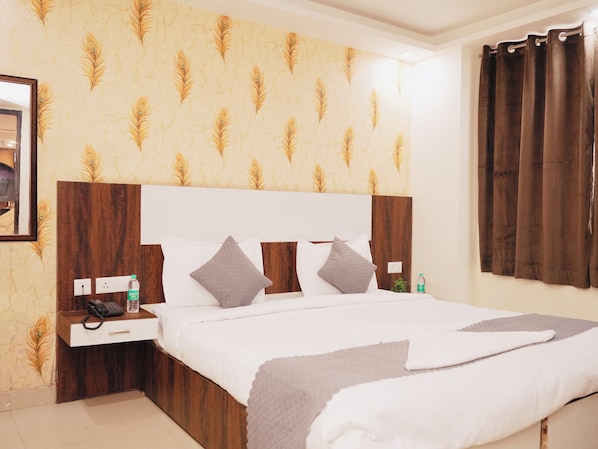 Laptop workspace, free WiFi, bed sheets