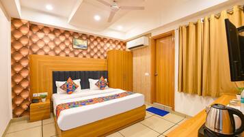 Deluxe Double Room | Laptop workspace, free WiFi, bed sheets