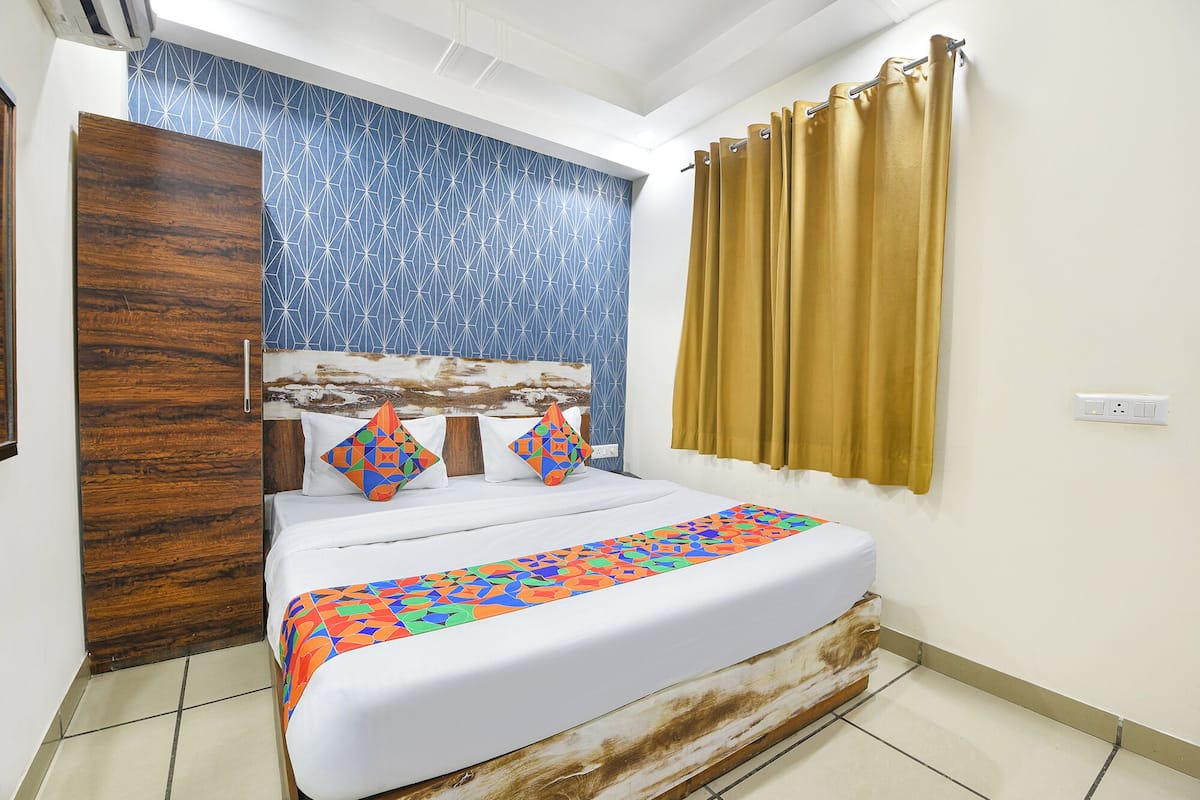 Deluxe Double Room | Laptop workspace, free WiFi, bed sheets