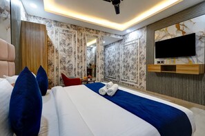 Deluxe Double Room | Laptop workspace, free WiFi, bed sheets - RECONNECT SUITES (New Delhi)