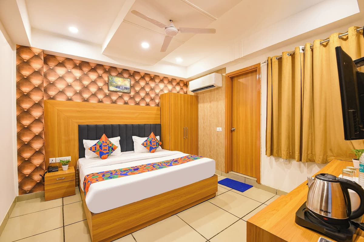 Espacio para trabajar con laptop, wifi gratis y ropa de cama
