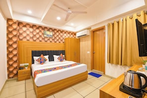 Luxury Double Room | Laptop workspace, free WiFi, bed sheets