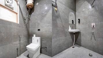 Deluxe tweepersoonskamer | Badkamer | Een aparte badkuip en douche, gratis toiletartikelen, handdoeken, zeep