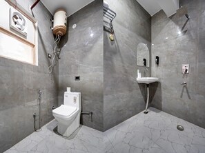 Deluxe Double Room | Bathroom | Separate tub and shower, free toiletries, towels, soap