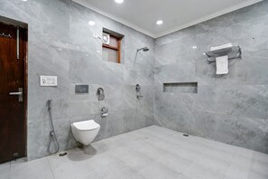 Luxury Double Room | Bathroom | Separate tub and shower, free toiletries, towels, soap - RECONNECT SUITES (New Delhi)