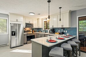 Fridge, microwave, oven, stovetop - 5-Bedroom | Gameroom| Movie Theater |Hot Tub|Sauna (East Stroudsburg)