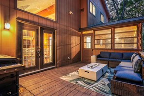 Terrace/patio - 5-Bedroom | Gameroom| Movie Theater |Hot Tub|Sauna (East Stroudsburg)