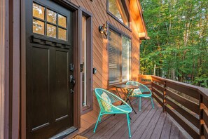 Property grounds - 5BR Natural Retreat w/Gameroom+Movie Theater+Hot Tub+Sauna (East Stroudsburg)