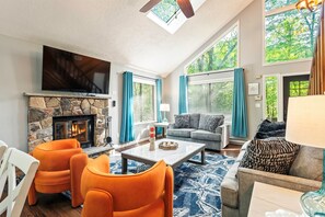 Smart TV, fireplace, video games, DVD player - 5-Bedroom | Gameroom| Movie Theater |Hot Tub|Sauna (East Stroudsburg)