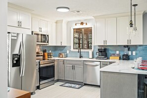 Een koelkast, een microgolfoven, een oven, een kookplaat