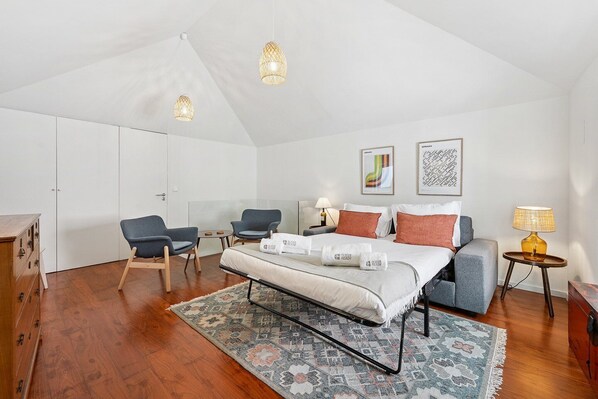 1 bedroom, iron/ironing board, internet, bed sheets