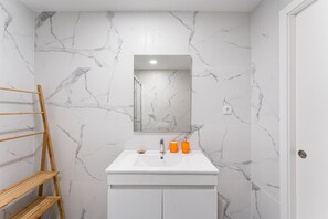 Shower, hair dryer, towels