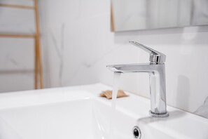 Dusche, Haartrockner, Handtücher