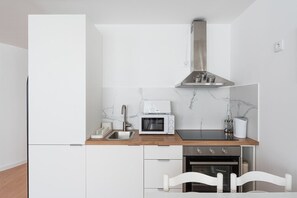 Kjøleskap, mikrobølgeovn, ovn og kaffetrakter/tekoker