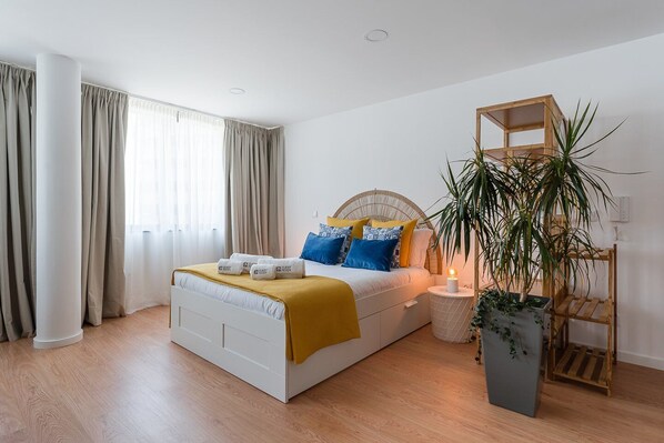 Strykejern/-brett, internettilgang og sengetøy