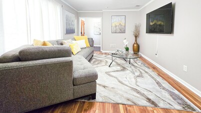 Cozy Matthews Getaway – 1 King, 2 Queens, Stylish & Central!