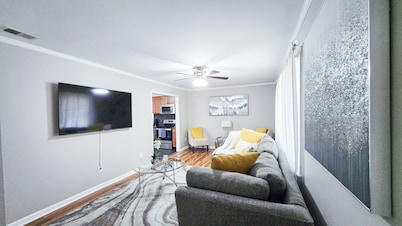 Cozy Matthews Getaway – 1 King, 2 Queens, Stylish & Central!