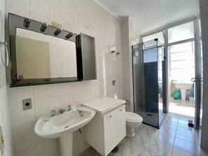 Sèche-cheveux, savon, papier toilette