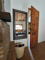 Espacio para trabajar con laptop y cortinas blackout 