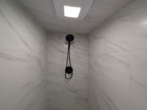 Serviettes fournies, savon, papier toilette