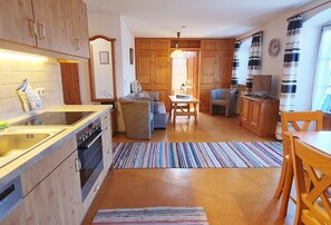 Een koelkast, een microgolfoven, een oven