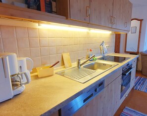 Een koelkast, een microgolfoven, een oven