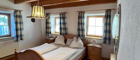 1 bedroom, bed sheets