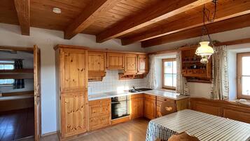 Fridge, oven, stovetop, coffee/tea maker