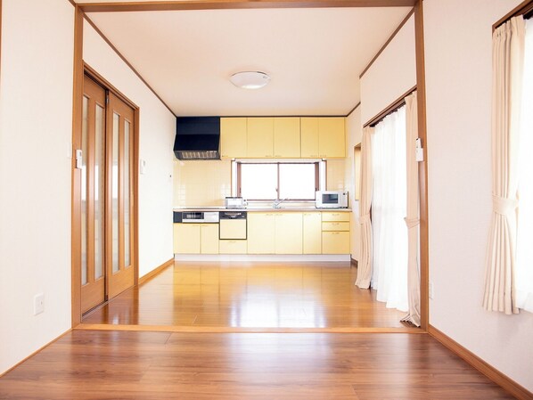 Fridge, microwave, stovetop, cookware/dishes/utensils