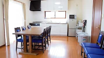 Refrigerador, microondas, parrilla de estufa y utensilios de cocina