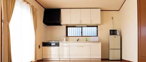 Fridge, microwave, stovetop, cookware/dishes/utensils