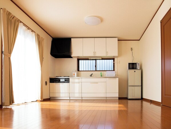 Fridge, microwave, stovetop, cookware/dishes/utensils