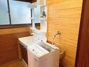 Secador de pelo y toallas