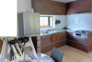 Réfrigérateur, four à micro-ondes, surface de cuisson