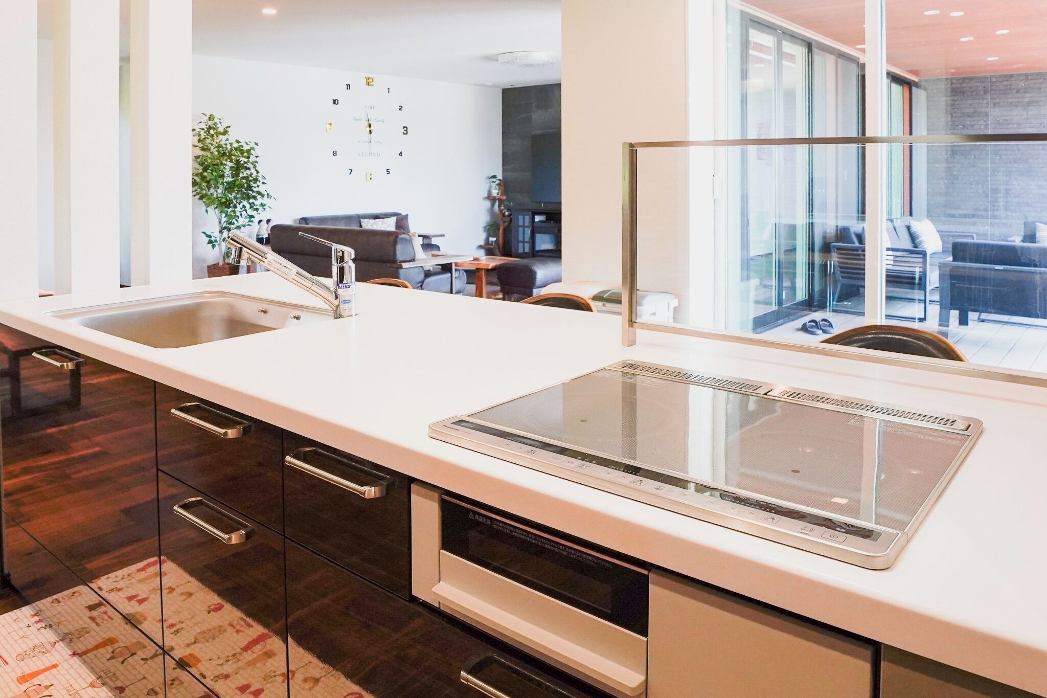 冷蔵庫、電子レンジ、コンロ、調理器具と食器